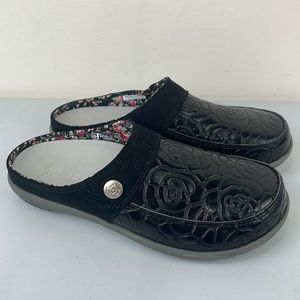 Spenco Alicia Mule Clog Shoes Mules Embossed Leather Black Floral Size 5 Womens